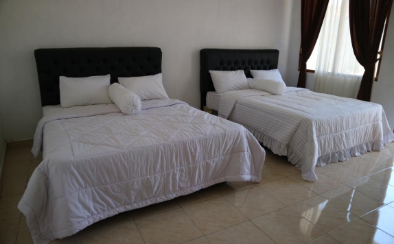 guest room twin bed di Griya Limasan