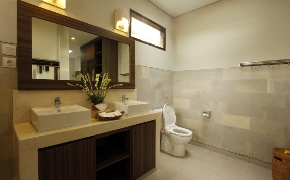 Tampilan Bathroom Hotel di Griya Shanti Villas and Spa