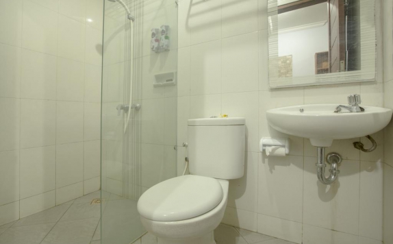 Tampilan Bathroom Hotel di Griya Tunjung Sari