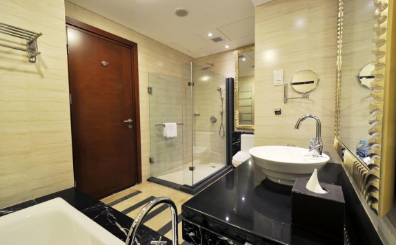 bathroom di Gumaya Tower Hotel