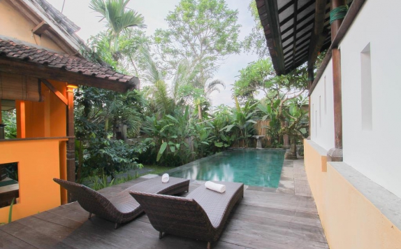 Outdoor Pool Hotel di Gusde House and Villas