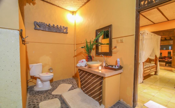 Tampilan Bathroom Hotel di Gusde House and Villas