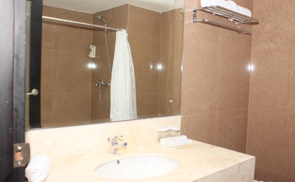 Bathroom di Hardys Rofa Hotel and Spa Legian