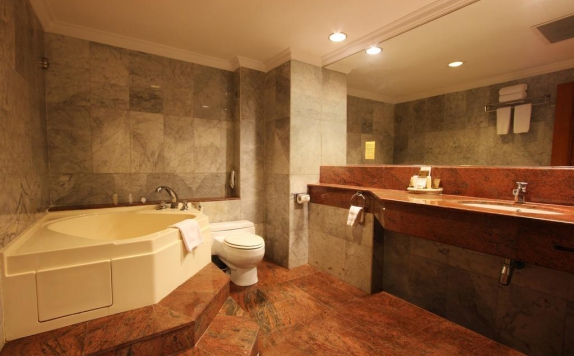 Bathroom di Harmoni Hotel