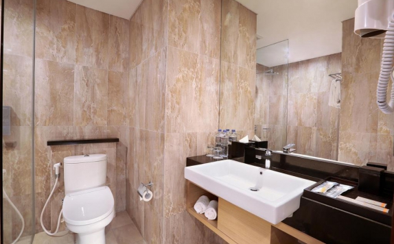 Tampilan Bathroom Hotel di Harper Mangkubumi Hotel