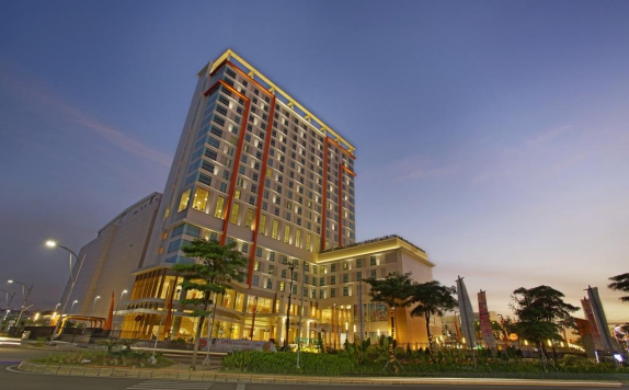 Front view di Harris Hotel and Convention Bekasi
