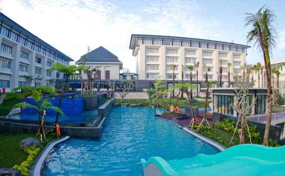 swimming pool di Harris Hotel and Conventions Malang