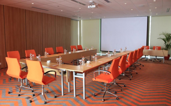Meeting Room di Harris Hotel and Convention Solo