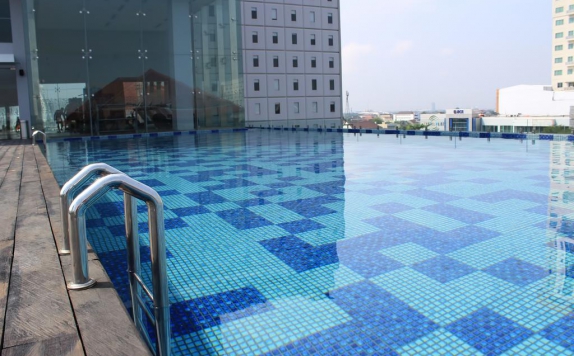 Swimming pool di Harris Hotel and Convention Solo