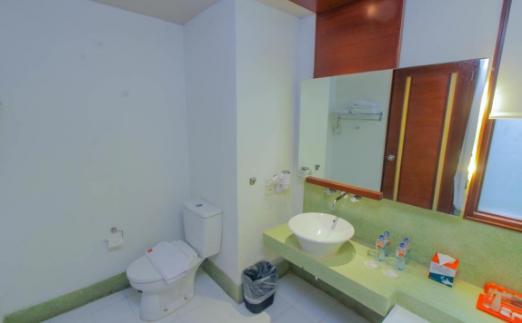 Tampilan Bathroom Hotel di HARRIS Hotel Tuban
