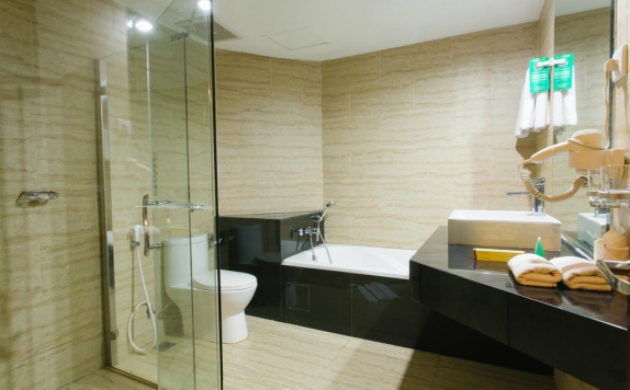 Bathroom di Hermes Palace Medan