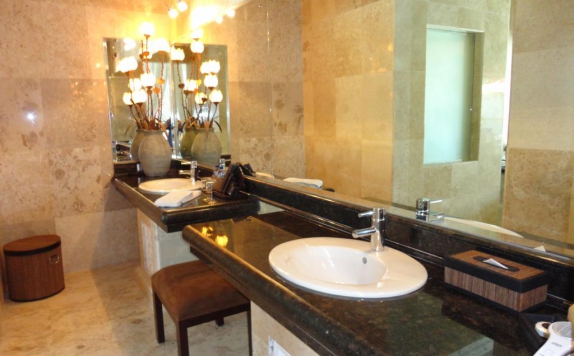 Tampilan Bathroom Hotel di Hillstone Uluwatu Villa