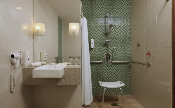 Bathroom di Holiday Inn Express Kuta Square