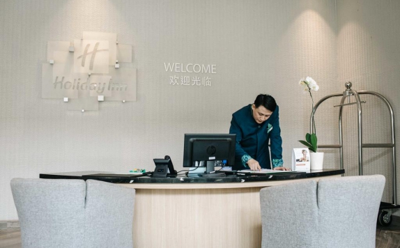 Receptionist di Holiday Inn Hotel and Suites Jakarta Gajah Mada