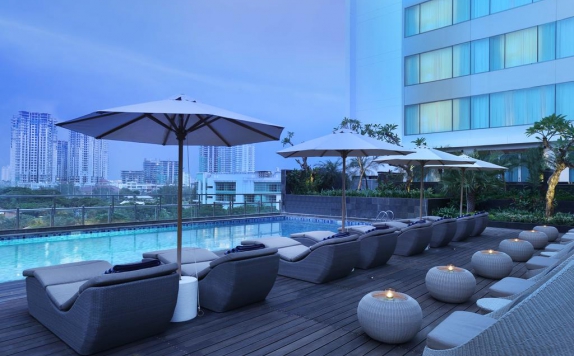 Swimming Pool di Holiday Inn Jakarta Kemayoran