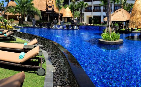 Deckchairs Swimming Pool di Holiday Inn Resort Bali Benoa