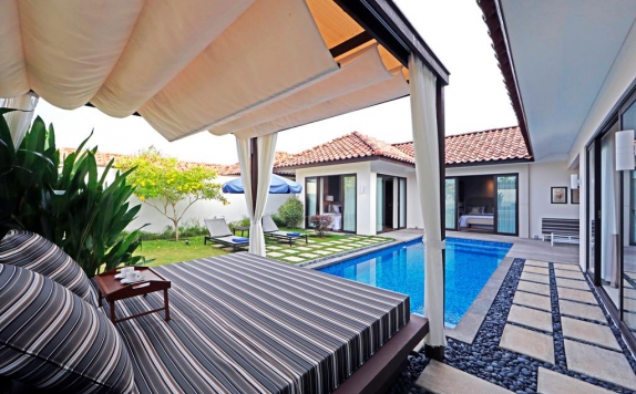 Swimming Pool di Holiday Villa Pantai Indah Bintan Island