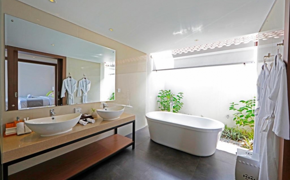 Tampilan Bathroom Hotel di Holiday Villa Pantai Indah Bintan Island