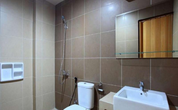 Tampilan Bathroom Hotel di Home Inn Executive Residence