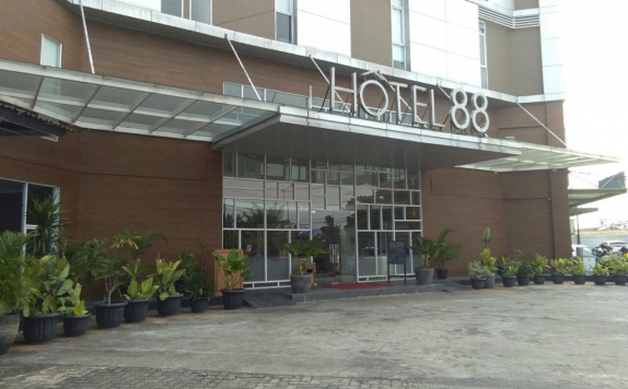 Tampilan Luar di Hotel 88 Kedoya