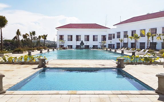 Swimming Pool di Hotel Allium Cepu