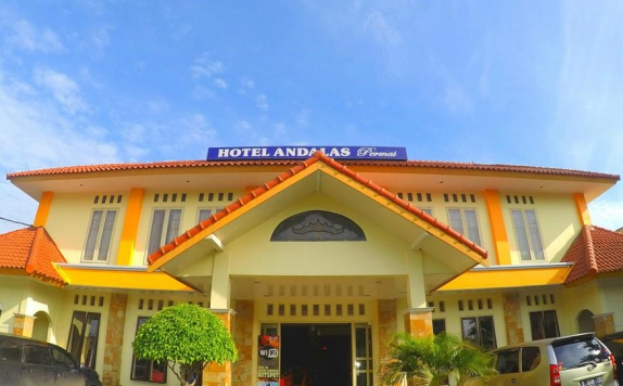 Front view di Hotel Andalas Permai