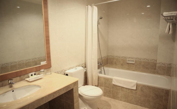 bathroom di Hotel Anugerah