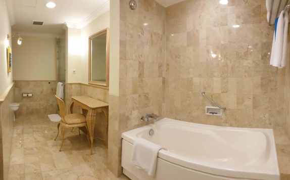 Bathroom di Hotel Aryaduta Lippo Village