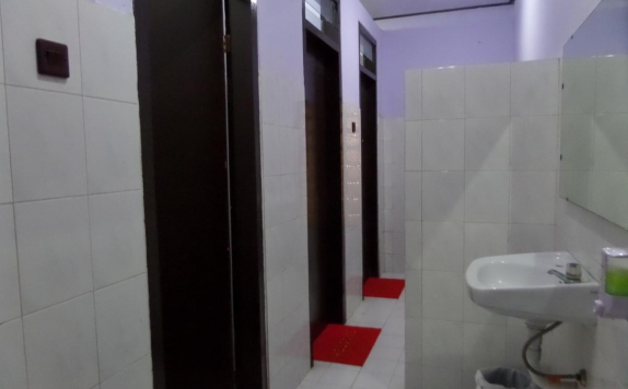 Bathroom di Hotel Bromo Permai 1