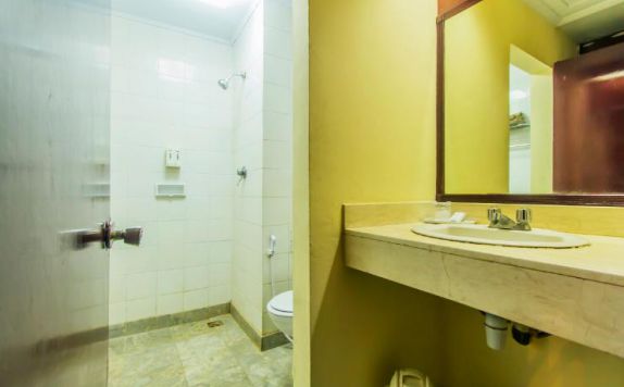 bathroom di Hotel Bumi Asih Jaya