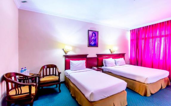 twin bed di Hotel Bumi Asih Jaya