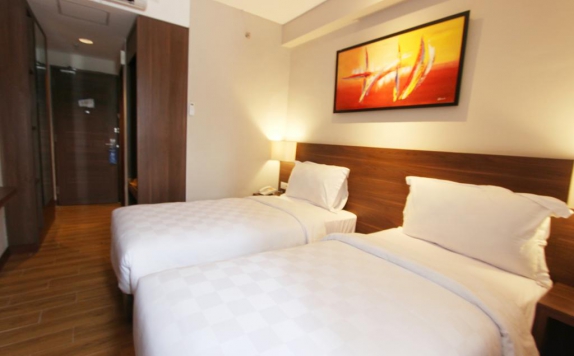 guest room twin bed di Hotel Core Yogyakarta