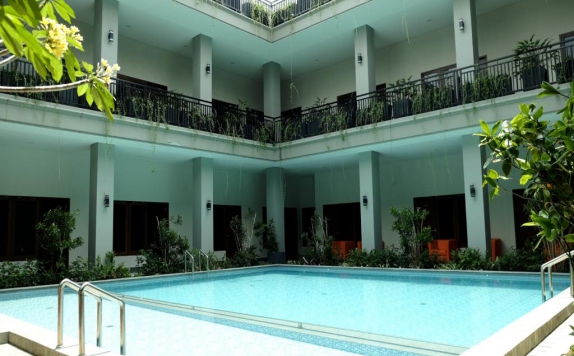 Swimming Pool di Hotel Crystal Inn