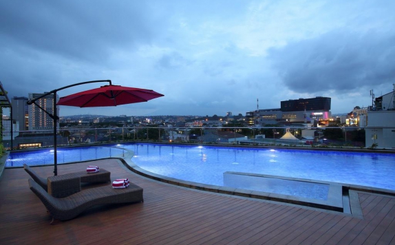 Swimming Pool di Hotel GranDhika Pemuda Semarang