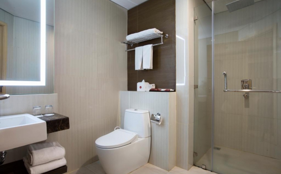 Tampilan Bathroom Hotel di Hotel GranDhika Pemuda Semarang
