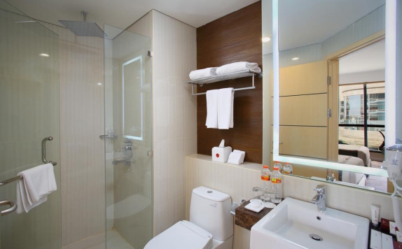 Tampilan Bathroom Hotel di Hotel GranDhika Pemuda Semarang