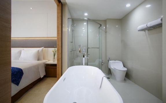 Bathroom di Hotel GranDhika Setiabudi Medan