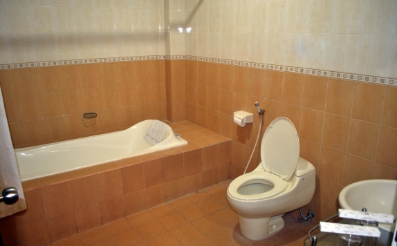 Tampilan Bathroom Hotel di Hotel Grand Wisata