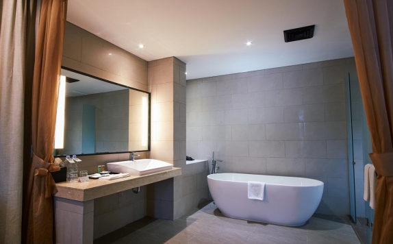 Tampilan Bathroom Hotel di Hotel Kyriad Muraya