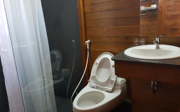 Tampilan Bathroom Hotel di Hotel Manohara Borobudur
