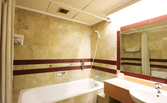 Bathroom di Hotel Melawai 2