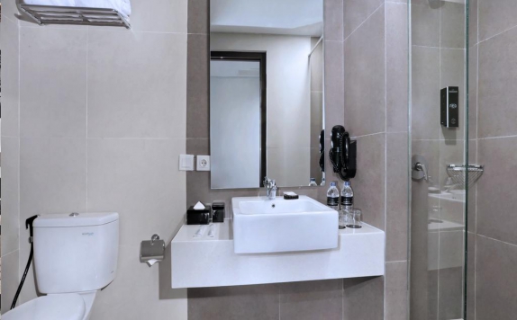 Tampilan Bathroom Hotel di Hotel Neo Gajah Mada