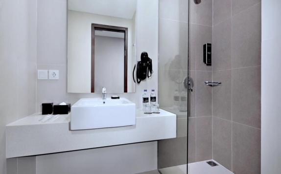 Tampilan Bathroom Hotel di Hotel Neo Gajah Mada