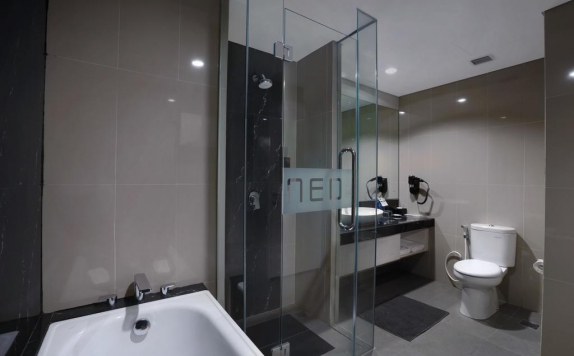 Bathroom Hotel di Hotel NEO+ Kebayoran