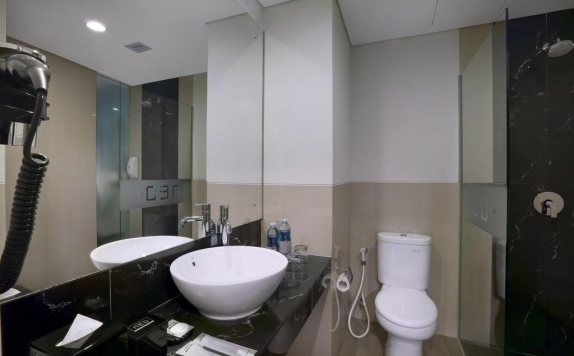 Bathroom Hotel di Hotel NEO+ Kebayoran