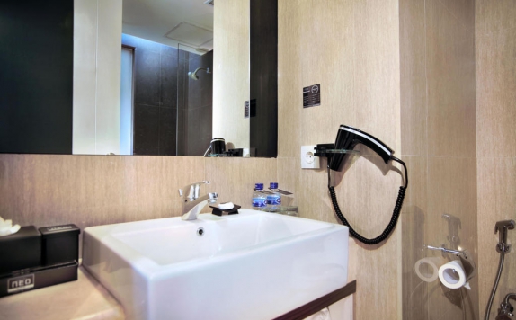Bathroom di Hotel NEO Mangga Dua Square