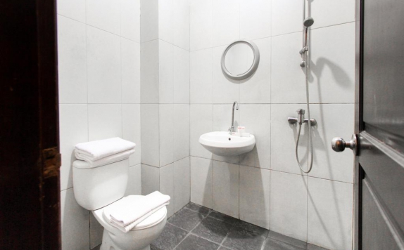 Tampilan Bathroom Hotel di Hotel Paprica Dua