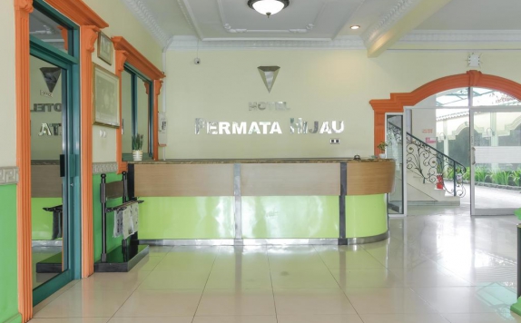 Receptionist di Hotel Permata Hijau Cirebon