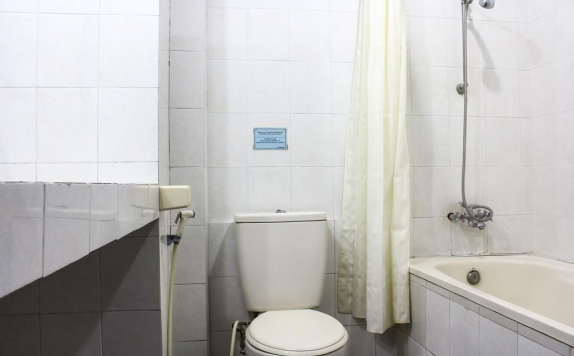 Bathroom di Hotel Puri Tanah Lot