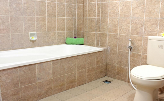 Bathroom di Hotel Puri Tanah Lot